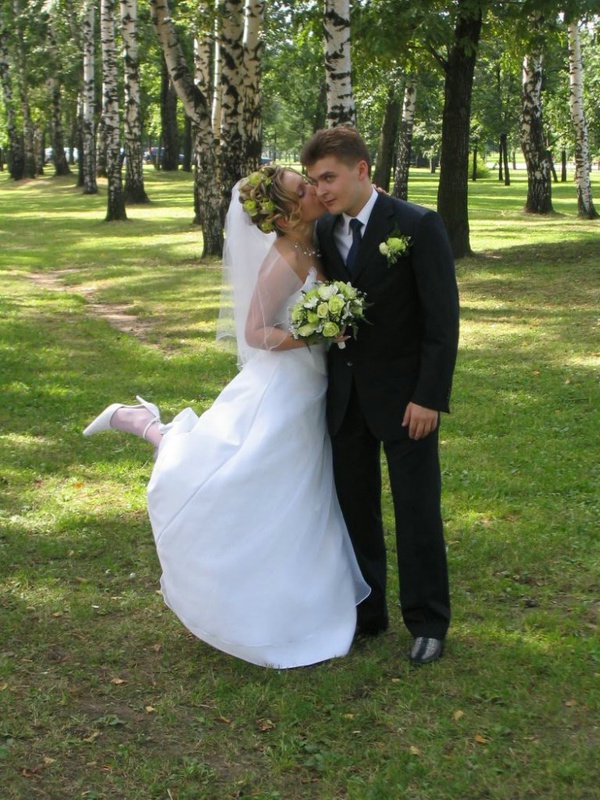 Белокурая невеста фоткается для супруга в номерах после свадьбы