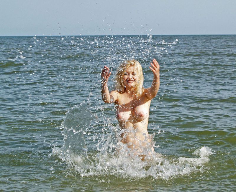 Классная блондиночка наслаждается отдыхом на берегу моря