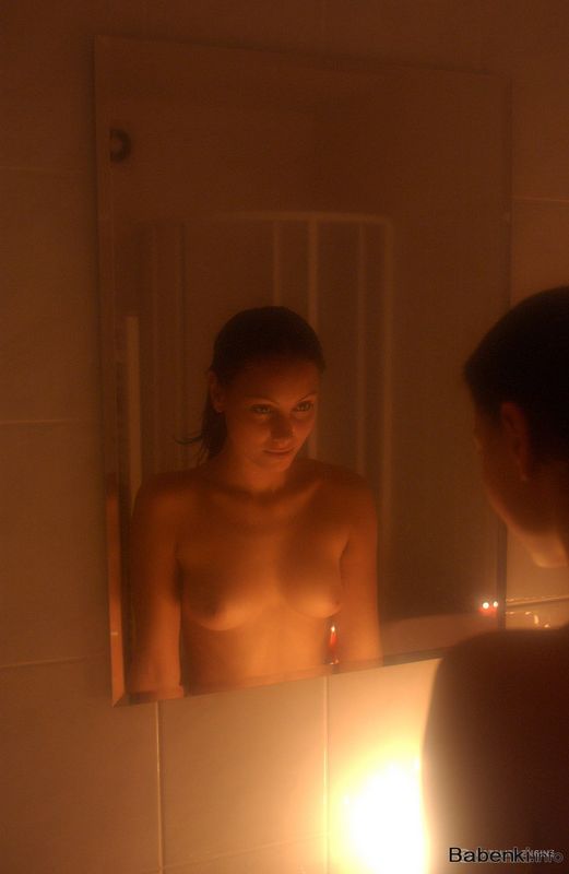 В ванной комнате в интимной обстановке со свечами купается мадам