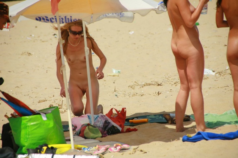 Четыре лесбияночки гуляют по пляжу без купальников