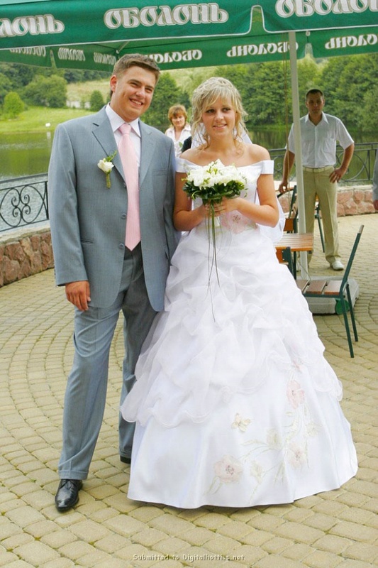 Невеста скинула свадебное платье после свадьбы